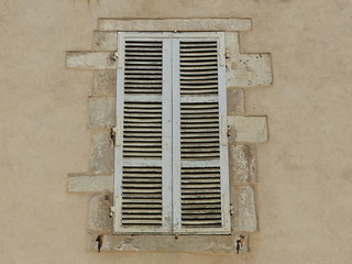 Geschlossenen Fenster mit Fensterlade an Hausfassade