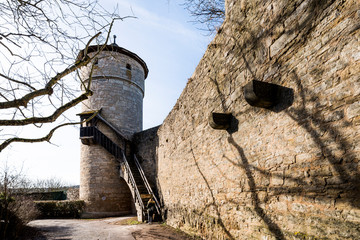 Verteidigungsanlage in historischer Stadt
