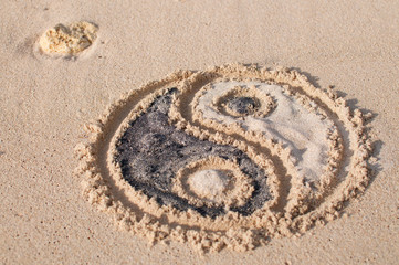 Fototapeta na wymiar Ying Yang symbol drawn on the beach
