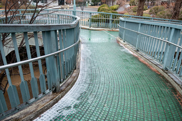 雪がうっすら積もった歩道橋