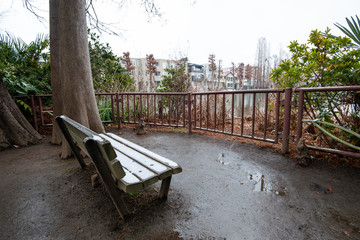 雪がうっすらと積もった公園のベンチ