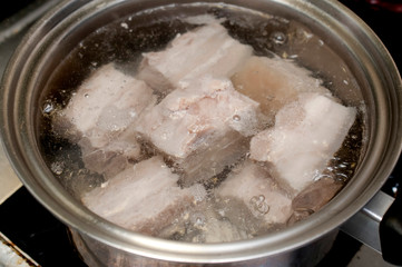 豚の角煮下茹で（ラフテーの下茹で）