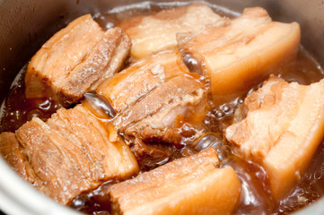 調理中のラフテー（豚の角煮）