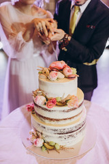 Obraz na płótnie Canvas bride and groom cut the wedding cake