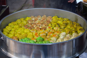 Dim sun colorés  dans un plat