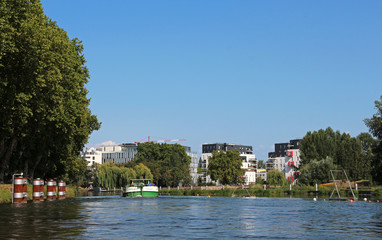 Obraz premium Strasbourg Heyritz Park viewed from the middle of the river