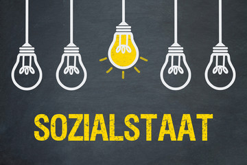 Sozialstaat / Tafel mit Glühbirnen