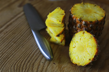 pineapple slices cut knife