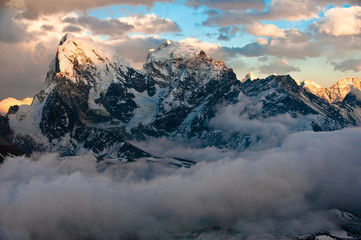 Гималаи раскинулись на территории Индии, Непала, Тибетского автономного района Китая, Пакистана и Бутана. Предгорья Гималаев также занимают крайнюю северную часть Бангладеш