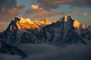 Гималаи раскинулись на территории Индии, Непала, Тибетского автономного района Китая, Пакистана и Бутана. Предгорья Гималаев также занимают крайнюю северную часть Бангладеш