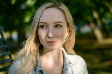 Naklejka premium Outdoors portrait of beautiful young woman. Selective focus.