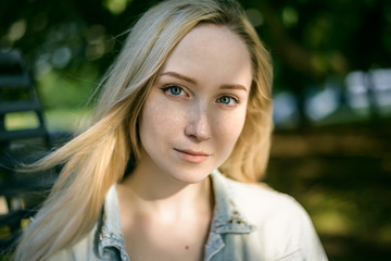 Obraz premium Outdoors portrait of beautiful young woman. Selective focus.