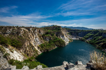Background of reservoirs or lakes that are in tourist attractions, natural viewpoints (mountains, grass, trees, sky), natural view, intimate, surrounding atmosphere, refreshing and resting on the way 
