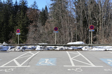 Stationnement interdit. Places de parking handicap&eacute;s. / Parking forbidden. Disabled parking spaces.