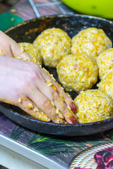 Sculpt meat meatballs with rice, carrots and herbs.