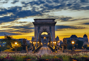 Fototapeta premium Road through the chain bridge in Budapest in the morning
