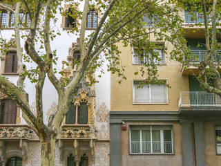 Fototapeta premium Domy budowane w różnym czasie, stojące obok siebie