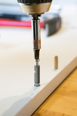 Werkzeuge Dübel und Schrauben beim eindrehen in Möbelteile
