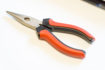 Obraz premium Werkzeuge Dübel und Schrauben beim eindrehen in Möbelteile