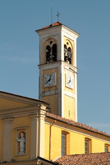Campanile della chiesa di Cusago in Italia 