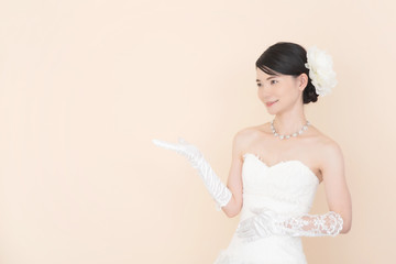 ウェディングドレスを着た女性