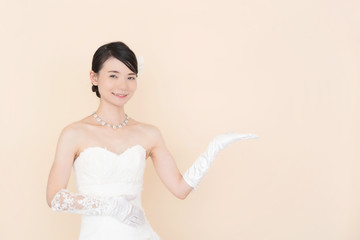ウェディングドレスを着た女性