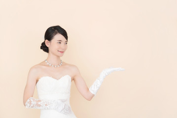 ウェディングドレスを着た女性