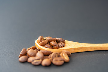 スプーンですくった珈琲豆