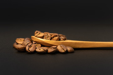 スプーンですくった珈琲豆