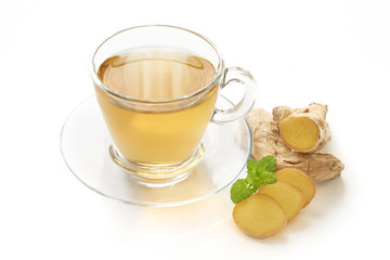 Herbata imbirowa na białym tle