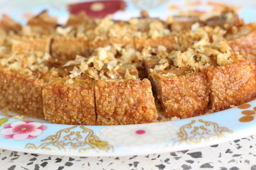 Crispy pork sprinkled with garlic