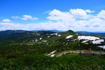 Fototapeta premium 十和田八幡平国立公園。初夏の八幡平頂上より秋田県側を望む。八幡平 岩手 日本。６月下旬。