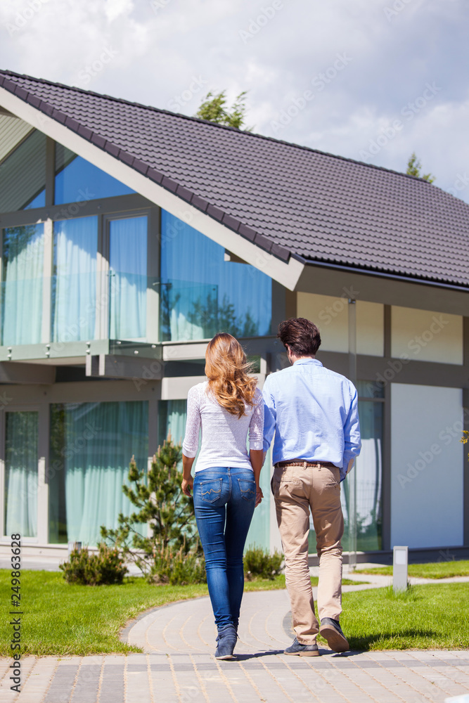 Wall mural Couple and their house