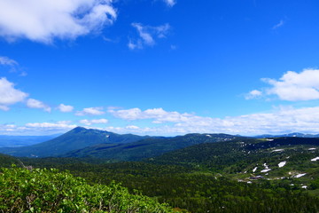 Obraz premium 十和田八幡平国立公園。初夏の八幡平より岩手山を望む。岩手 日本。６月下旬。