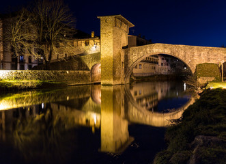 Fototapeta na wymiar Reflejos del puente medieval de Balmaseda