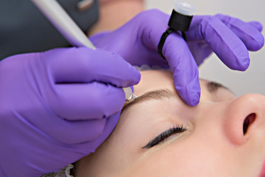 microblading eyebrows