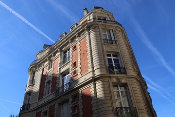 Immeuble ancien en briques à Paris	