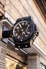 Reloj  cronómetro en fachada de edificio.