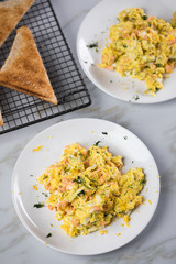 Räucherlachs Rührei mit Dill und Vollkorn Toast auf Marmor Hintergrund