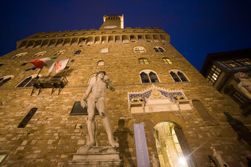 Italia, Toscana, Firenze, Palazzo Vecchio e copia del David di Michelangelo.