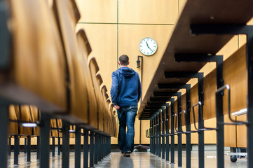 Schule, universität, student, lernen, bildung, uhr, hörsaal, konzentration, müde,  allein, gehen, verlassen, abbrechen,aufhören,