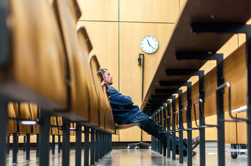 Schule, universität, sitzen, student, lernen, bildung, uhr, hörsaal, konzentration, müde,...