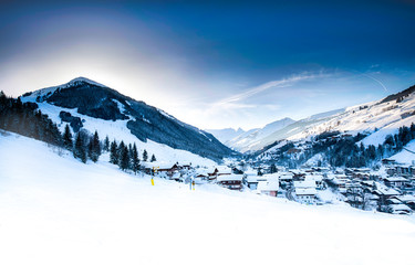 Saalbach-Hinterglemm mit Skipiste und Berge im Winter