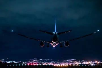 Fotobehang Jet plane landing scene in the night (夜のジェット旅客機着陸シーン) © motive56