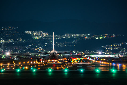Jet plane taking off scene in the night (夜のジェット旅客機機離陸シーン)