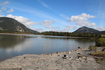 Fototapeta premium Rocky Beach At Lac Des Arcs, Kananaskis Country, Alberta