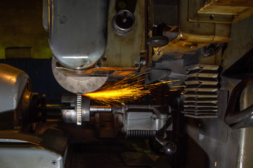 Grinding machine, grinding with sparks a gear wheel in the automotive industry
