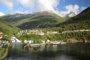 Fototapeta na wymiar Hellesylt in Norwegen