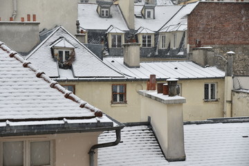 Toits de Paris sous la neige, France
