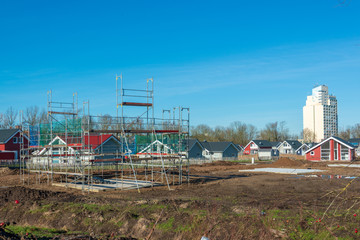 Obraz premium Baustelle in Holm an der Schleswig-Holsteinischen Ostseeküste im Winter. Im nächsten Sommer können die hier erstellten Ferienhäuser aus Holz von Touristen gemietet werden.